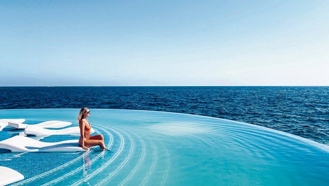 Infinitypool mit Meerblick