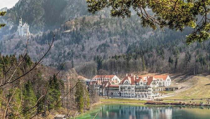 Blick auf Hotel mit Bergen im Hintergrund