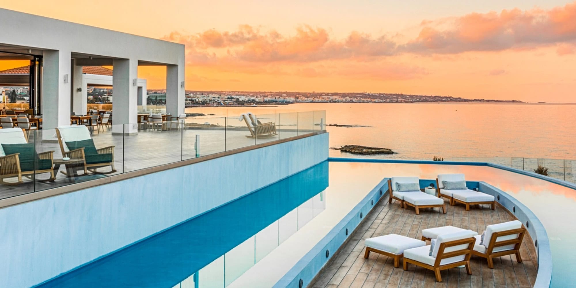 Außendeck des Hotels mit Meerblick