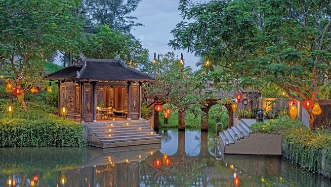 Stimmungsvolles Pavillon am Wasser mit Laternen im Garten