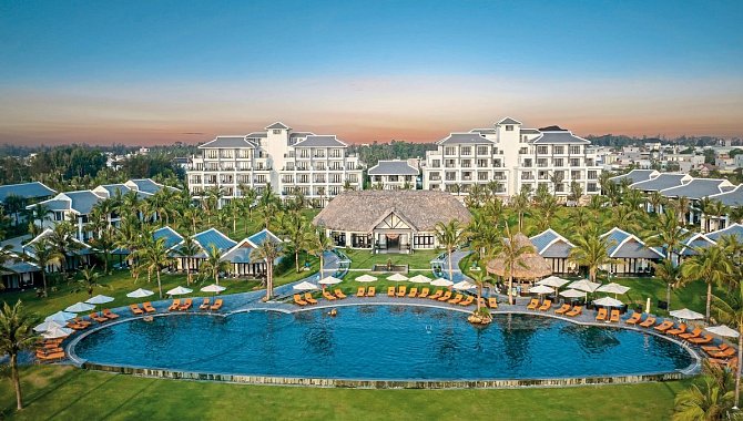 Weitläufige Hotelanlage mit Pool und mehreren Gebäuden im Abendlicht