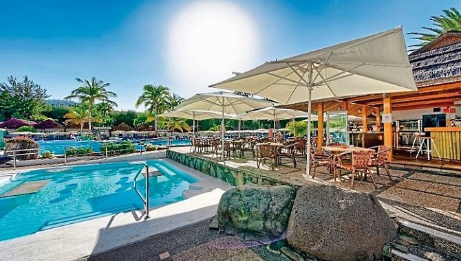 Hotelrestaurant auf Terrasse beim Pool