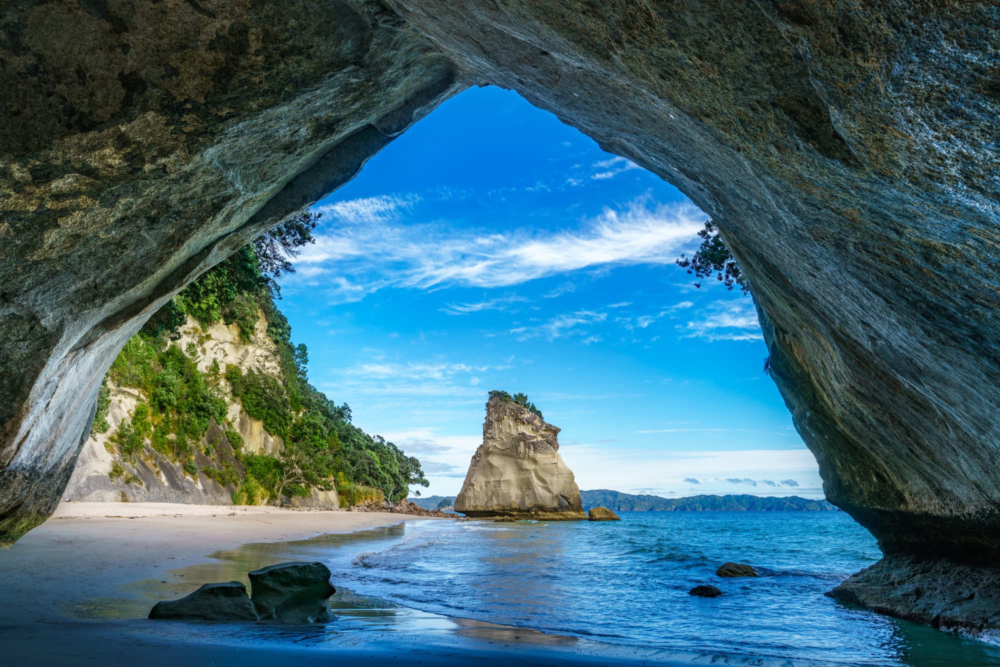 Blick auf Cathedral Cove in Neuseeland