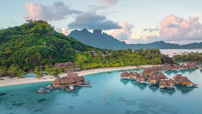 Hotelanlage und Insel