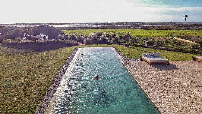 Großer Schwimmpool mit Aussicht über die Landschaft