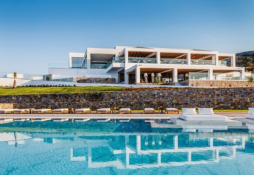 Poolanlage und Hotelgebäude