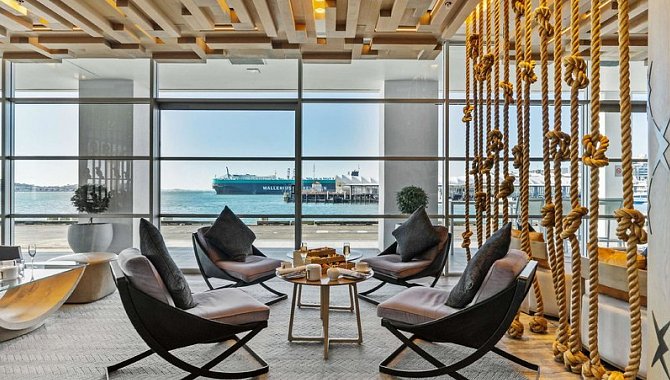 Lounge mit Blick auf das Meer und den Hafen