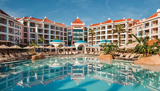 Hotelanlage mit Pool