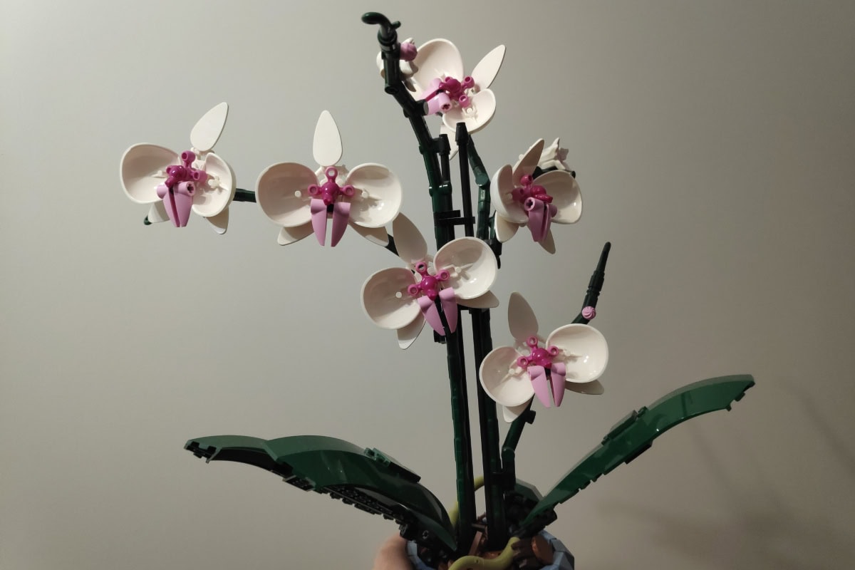 Ein bunter Blumenstrauß aus LEGO-Steinen steht in einer Vase.