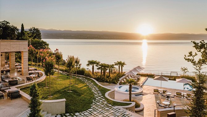 Hotelanlage und Meerblick