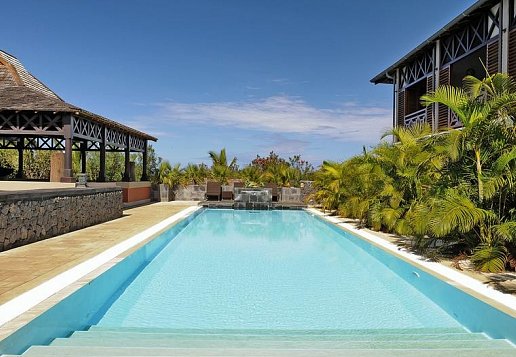 Poolanlage mit Pflanzen umsäumt