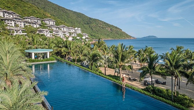 großer Infinity-Pool mit Blick auf das Meer und die Resortanlage