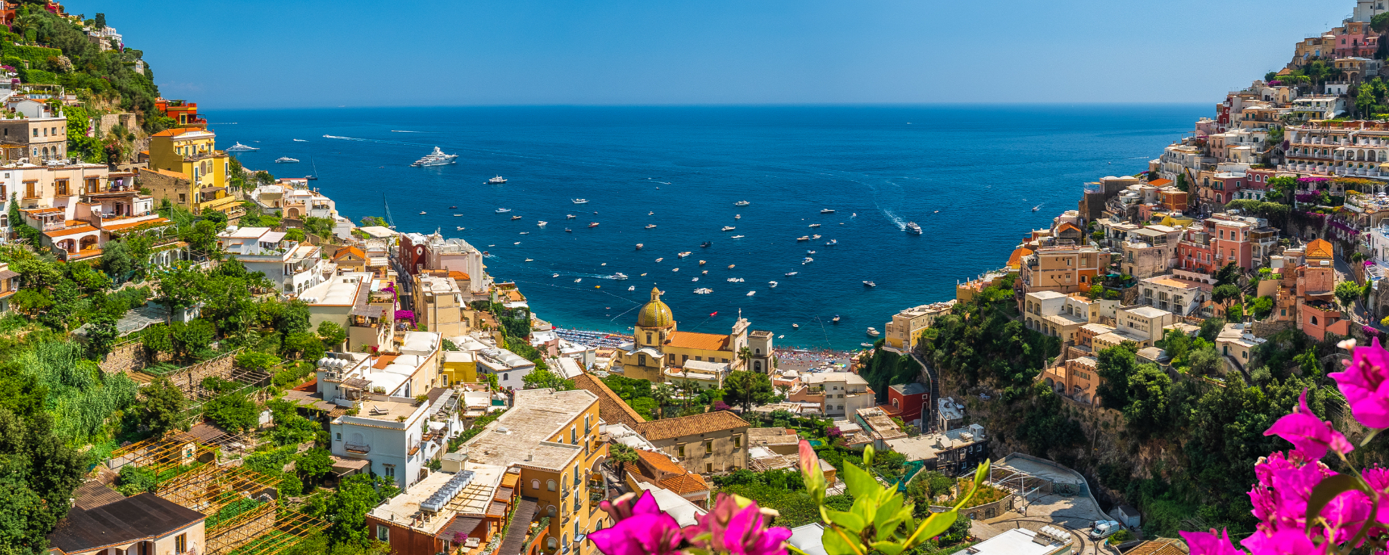 Blick auf die Stadt Positano an der Amalfiküste