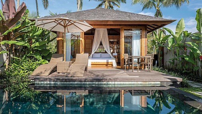 Hotelzimmer vom Pool aus