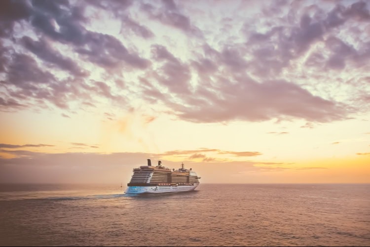 Ein Kreuzfahrschiff auf dem Meer mit Sonnenuntergang