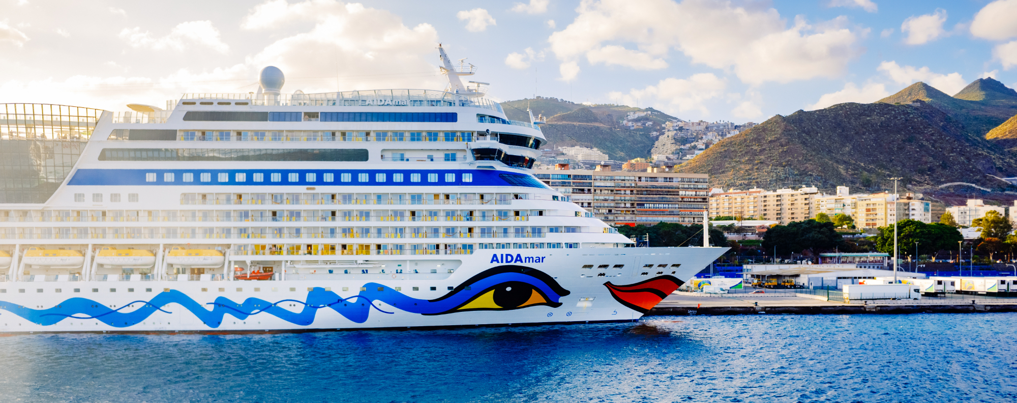 Ein AIDA Kreuzfahrtschiff bei Santa Cruz, Teneriffa