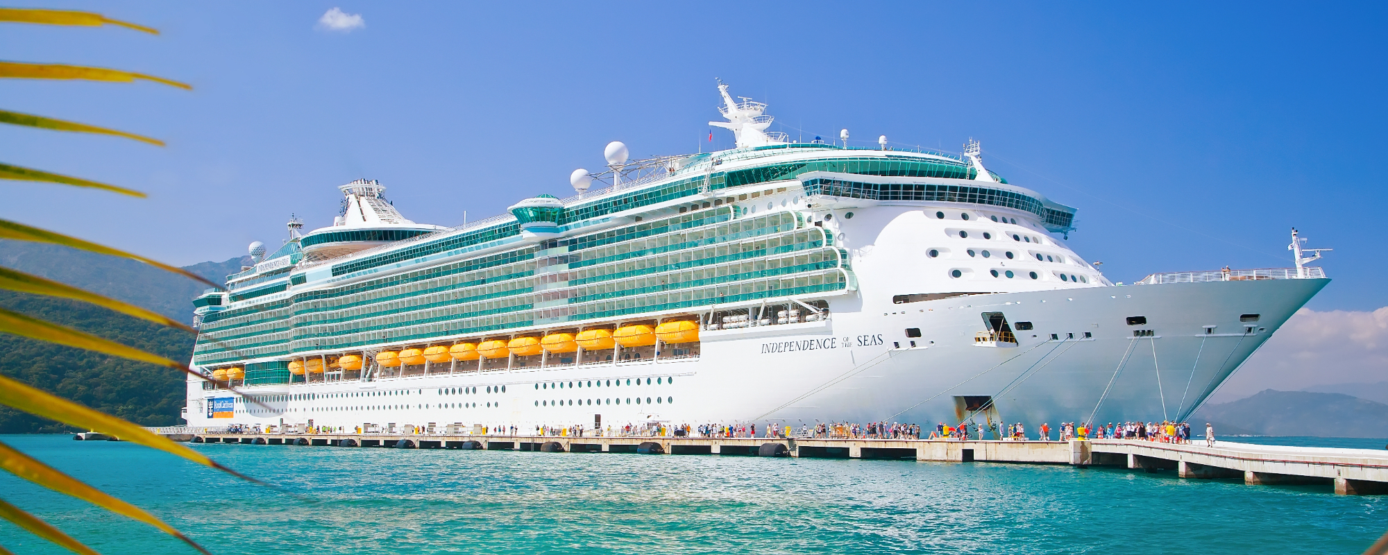 Ein Kreuzfahrtschiff der Royal Carribean in Labadee, Haiti