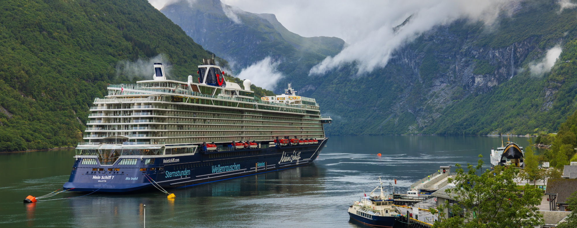 Ein Kreuzfahrtschiff der TUI Cruises im Geiranger-Fjord, Norwegen.