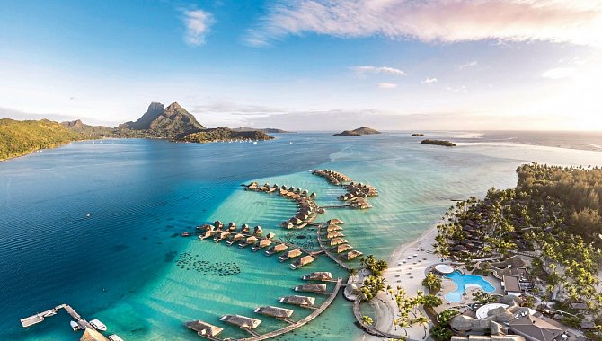 Das Hotel und die Bungalows aus der Vogelperspektive