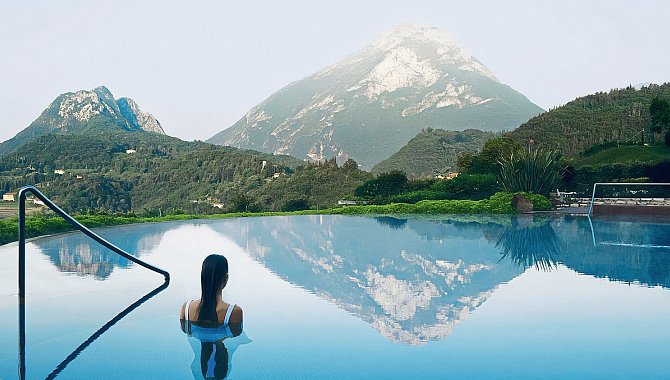 Pool mit Blick auf Berge