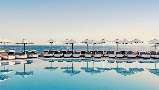 Pool mit Sonnenliegen