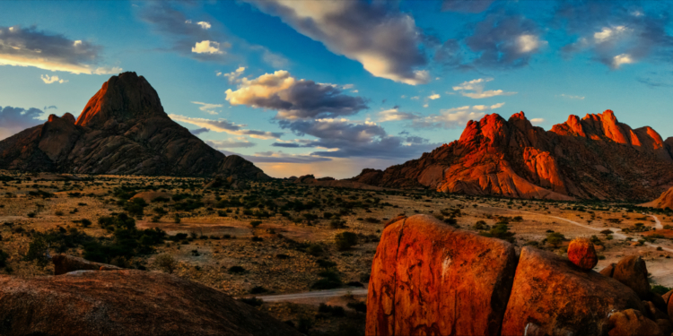 Rote Granitfelsen im Spitzkoppe Nature Reserve im Abendlicht mit weitem Himmel.