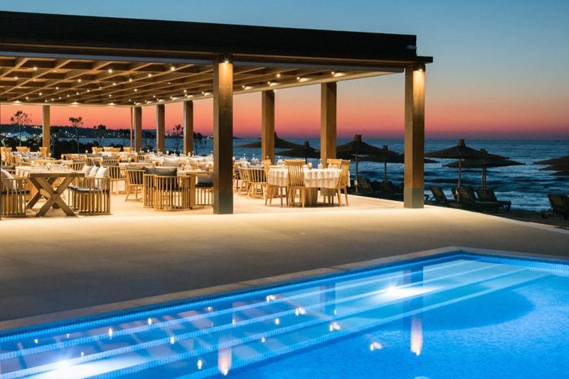 Beleuchtete Terrasse mit Pool am Abend