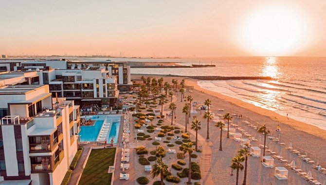 Hotel am Strand mit Sonnenuntergang