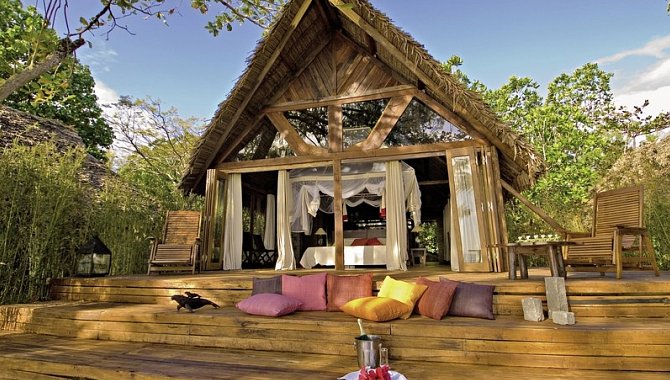 Villa mit Veranda und großer romantischer Sitzgelegenheit.