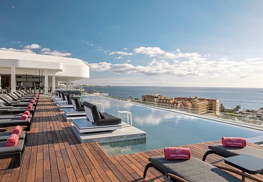 Poolanlage mit Aussischt