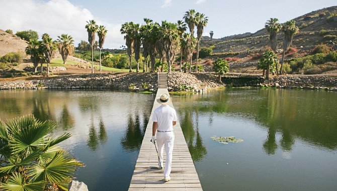 Holzbrücke über einem See