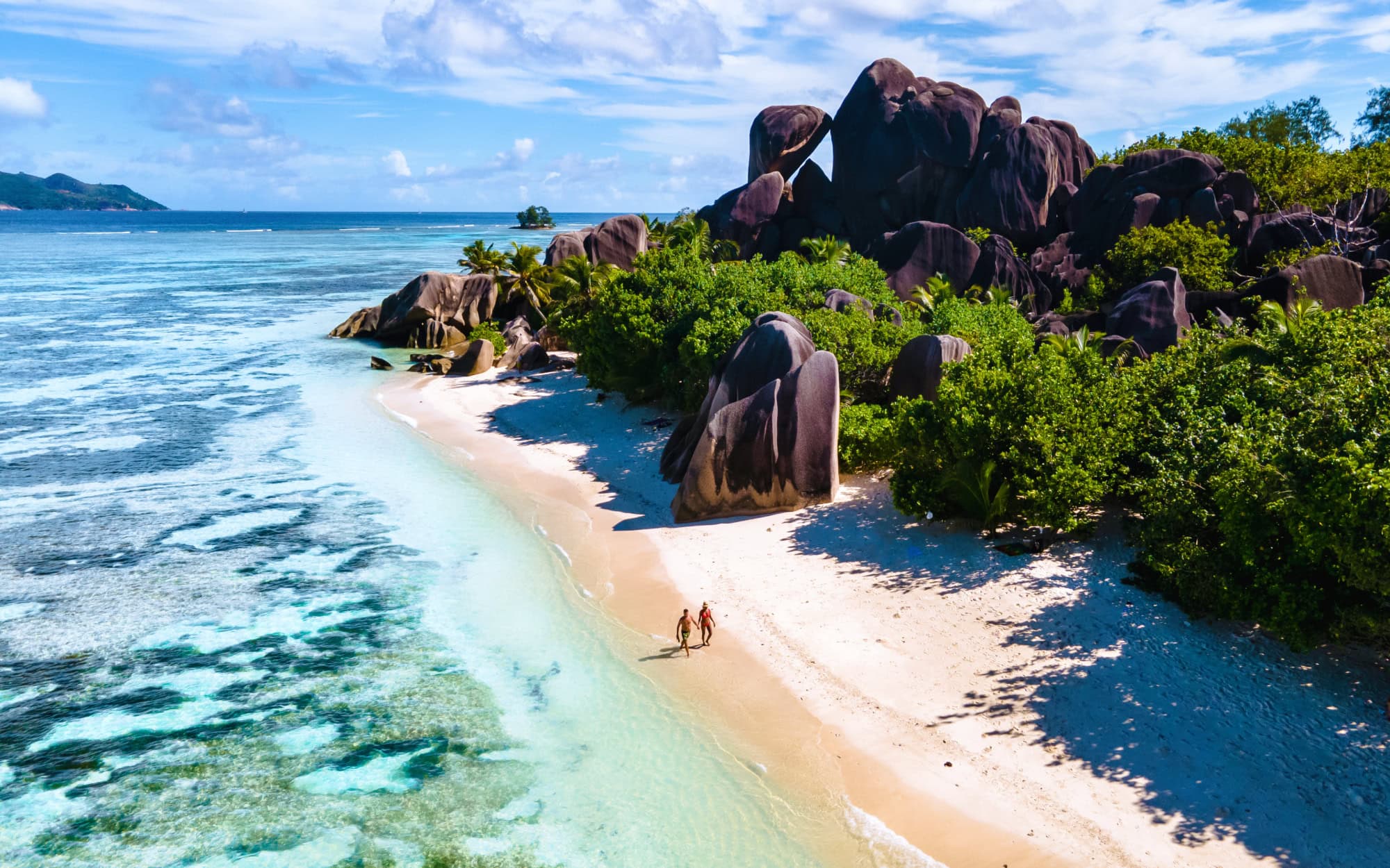 Strand von La Digue mit Felsen