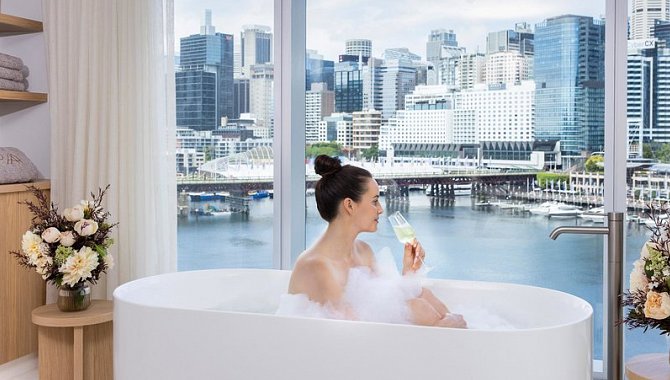 Badezimmer mit Badewanne und Blick auf den Hafen