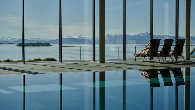 Indoorpool mit Meerblick