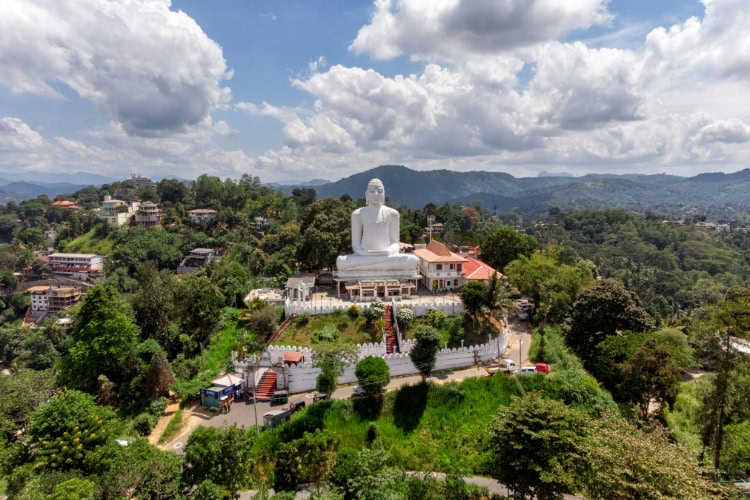 Große Buddha-Statue in Kandy