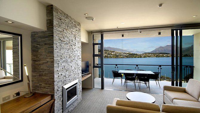 Kamin im Hotelzimmer mit Blick auf Berge und Meer