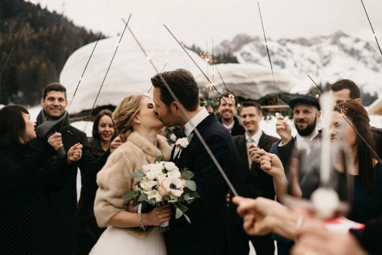 Hochzeitspaar küsst sich vor allen Gästen