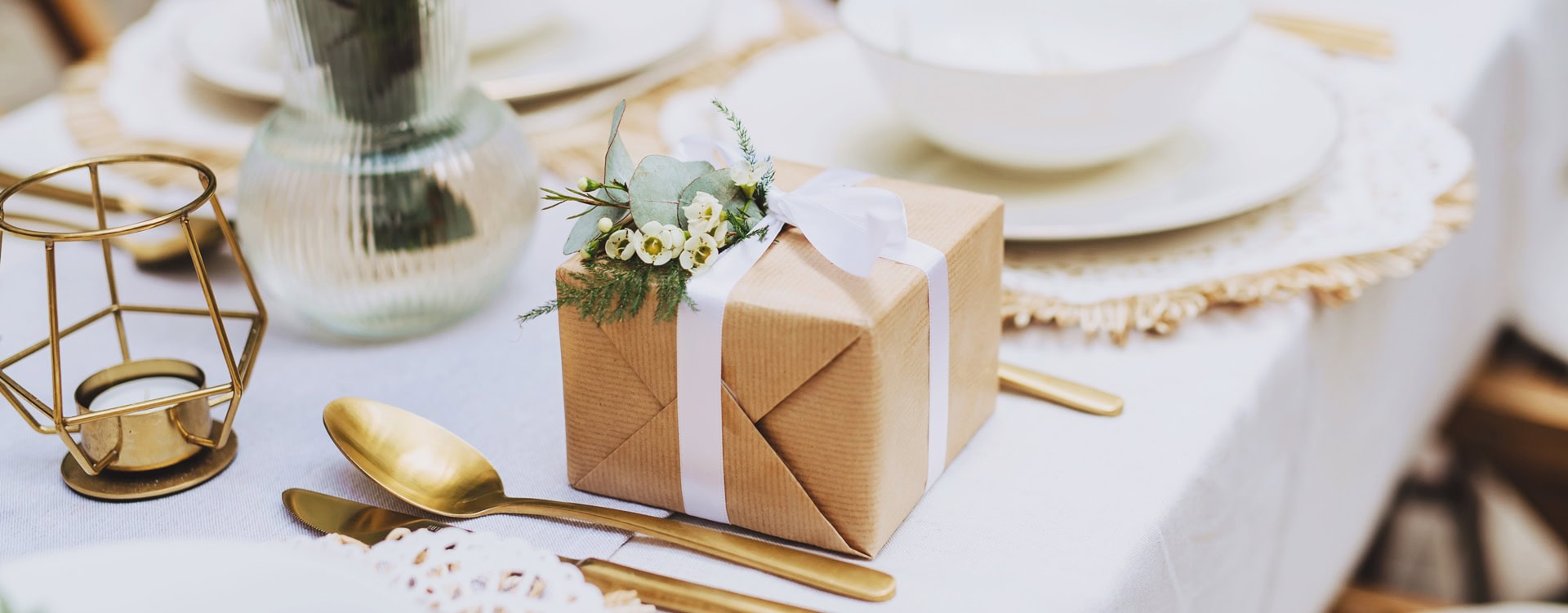 Geschenk auf gedecktem Tisch einer Hochzeitsfeier