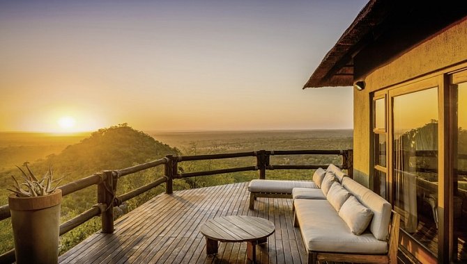 Veranda mit gemütlichen Sofas mit Blick über die Landschaft