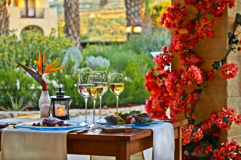 Gedeckter Esstisch auf Terrasse