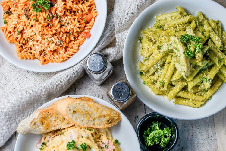 Gedeckter Tisch mit Italienischen Pasta Gerichten